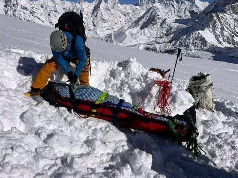尼泊尔梅乐峰暴风雪 韩国登山客失温死亡