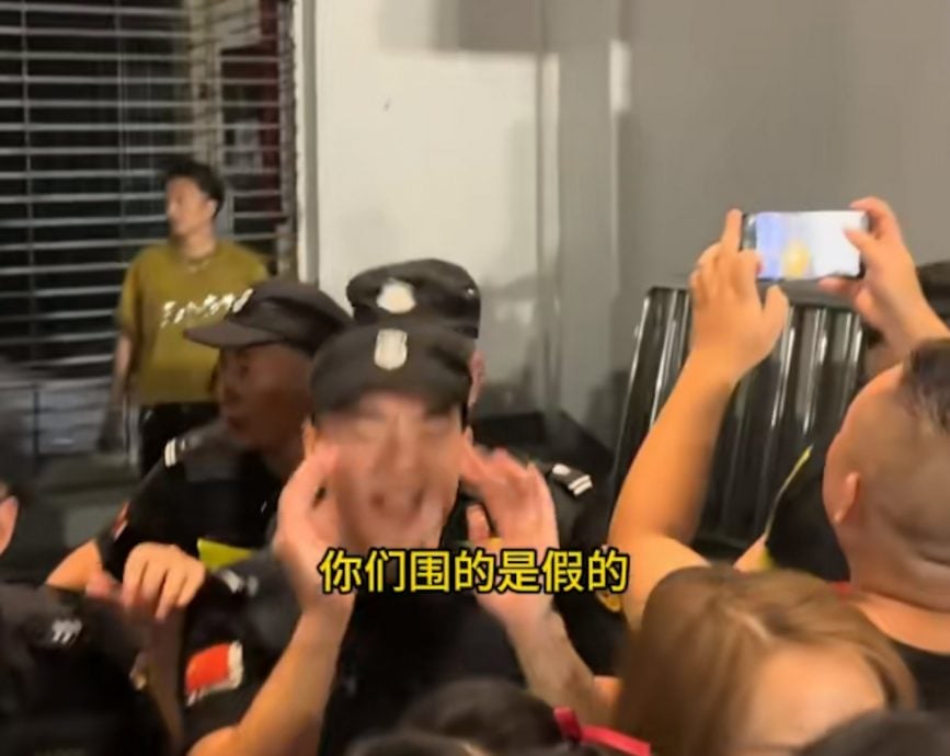 山寨谢霆锋与本尊神相似!保安开路喊:假的!假的!