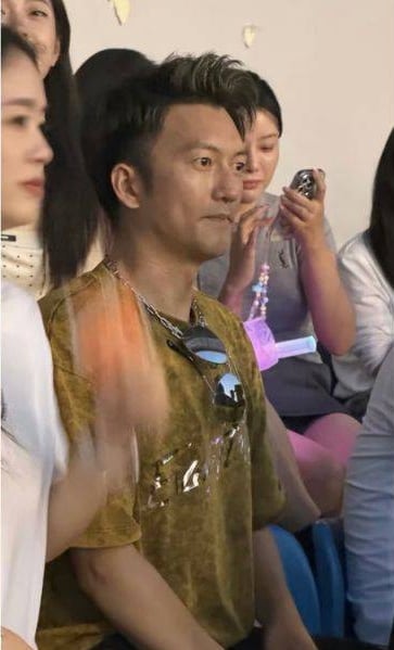 山寨谢霆锋与本尊神相似!保安开路喊:假的!假的!