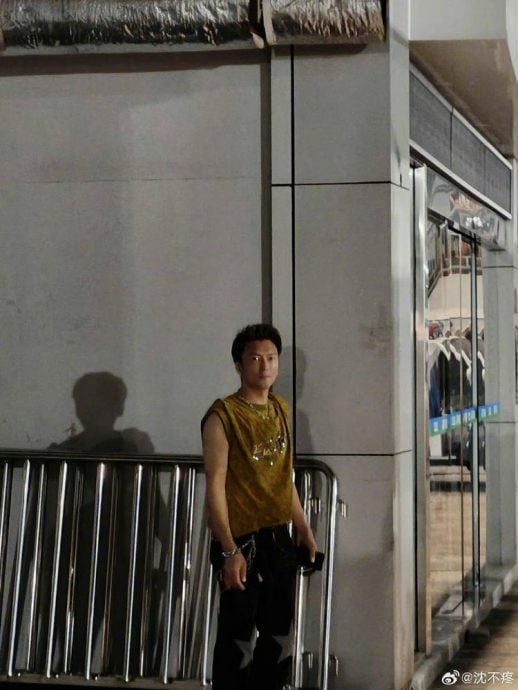 山寨谢霆锋与本尊神相似!保安开路喊:假的!假的!