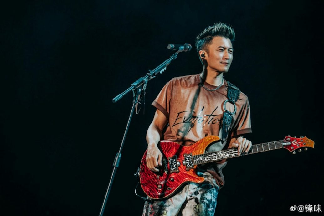 山寨谢霆锋与本尊神相似!保安开路喊:假的!假的!