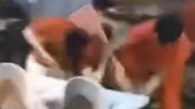 两班人马路边饮食档群殴 峇警扣9男子助查