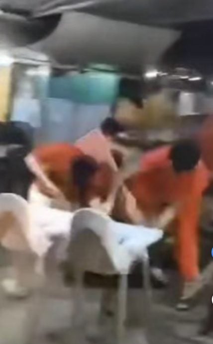 已签发 柔:两班人马路边饮食档群殴,峇警扣9男子助查