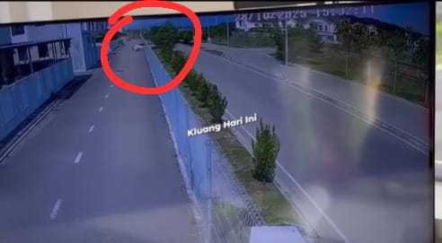 已签发 柔:华裔女子误踩油门 撞破篱笆越过6车道 过程惊险