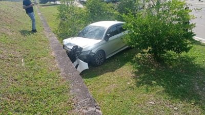 视频 | 华裔女子误踩油门 撞破篱笆越过6车道 过程惊险