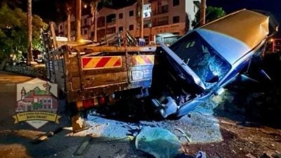 女子疑头晕驾车失控 撞栏杆大树殃及5车