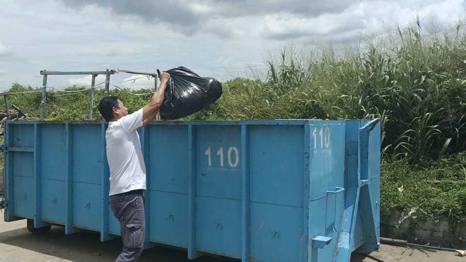 已签发 柔:封面:善心美事:义务处理垃圾 家协主席王尤财:我的车脏点没关系,学生不必再带馊饭盒回家