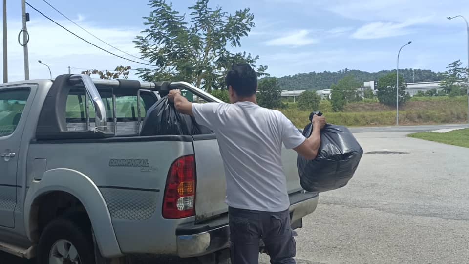 已签发 柔:封面:善心美事:义务处理垃圾 家协主席王尤财:我的车脏点没关系,学生不必再带馊饭盒回家