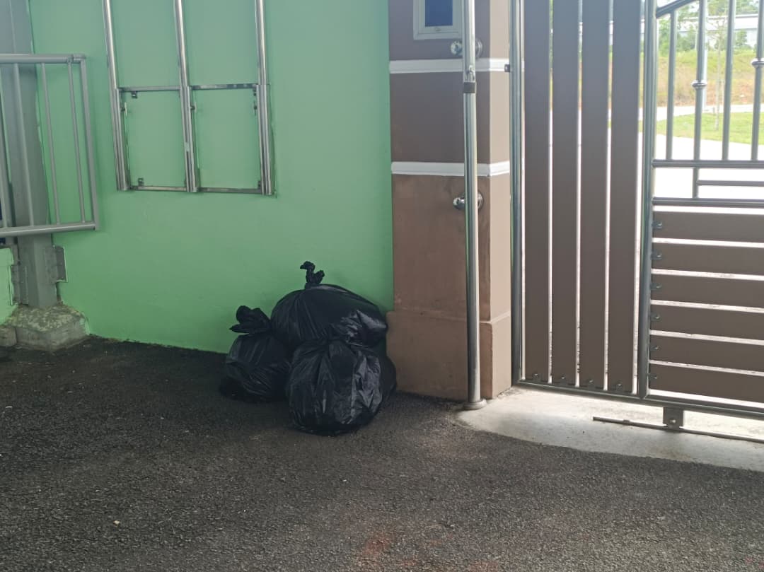 已签发 柔:封面:善心美事:义务处理垃圾 家协主席王尤财:我的车脏点没关系,学生不必再带馊饭盒回家