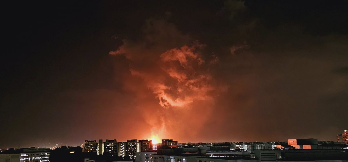 已签发 柔：巴西古当化工厂停电后燃废气  新加坡现火光冲天