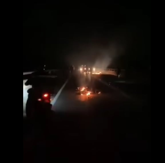 摩托汽车三连撞起火狂烧 17岁骑士头部重伤身亡