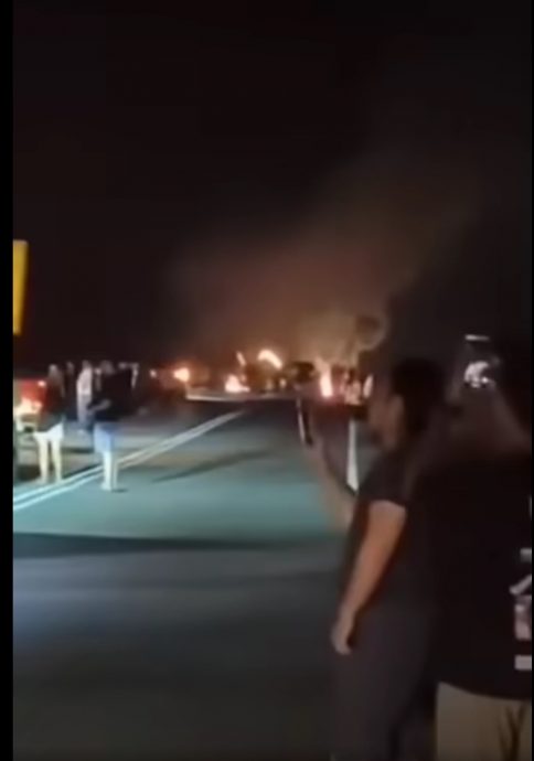 摩托汽车三连撞起火狂烧 17岁骑士头部重伤身亡