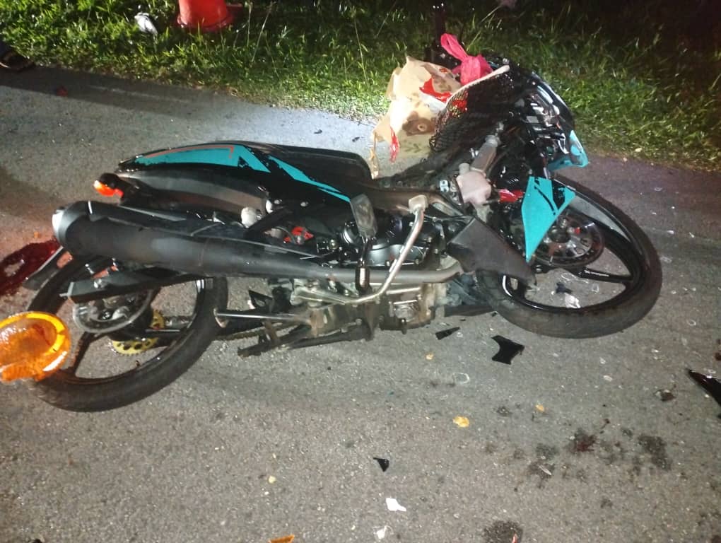 已签发 柔：摩托车紧急车道撞罗里，19岁青年当场丧命