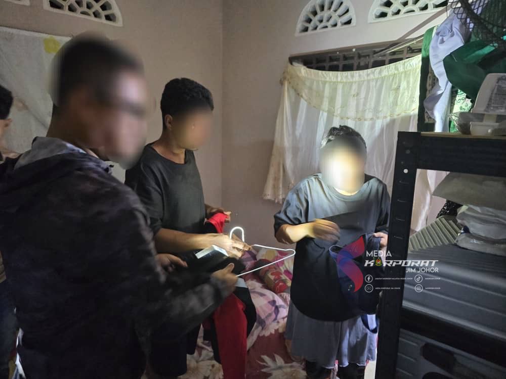 已签发 柔：柔移民局突击油棕园 扣9非法移民1女婴