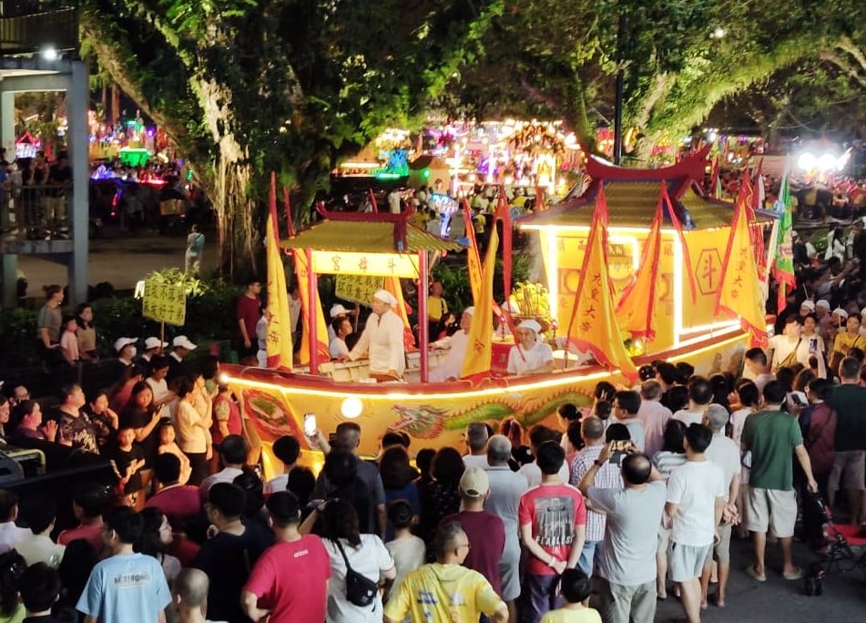 已签发 柔：版头之一：万人参与斗母宫九皇大帝巡境　麻坡市区人潮涌动