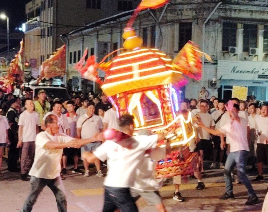 已签发 柔：版头之一：万人参与斗母宫九皇大帝巡境　麻坡市区人潮涌动