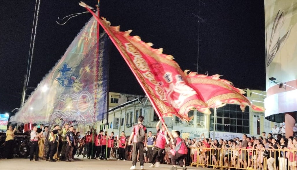 已签发 柔：版头之一：万人参与斗母宫九皇大帝巡境　麻坡市区人潮涌动