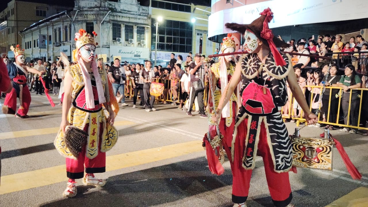 已签发 柔：版头之一：万人参与斗母宫九皇大帝巡境　麻坡市区人潮涌动