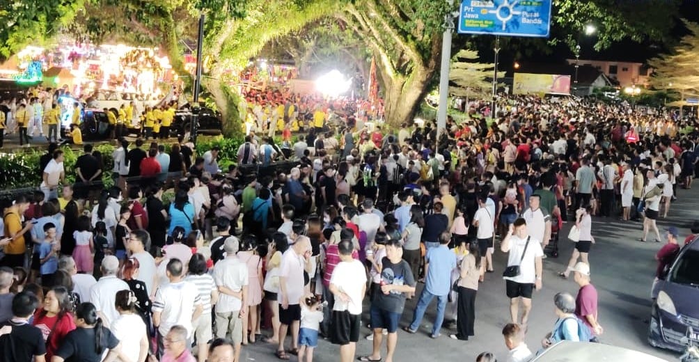 已签发 柔：版头之一：万人参与斗母宫九皇大帝巡境　麻坡市区人潮涌动