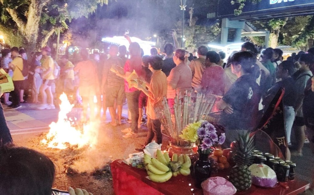 已签发 柔：版头之一：万人参与斗母宫九皇大帝巡境　麻坡市区人潮涌动