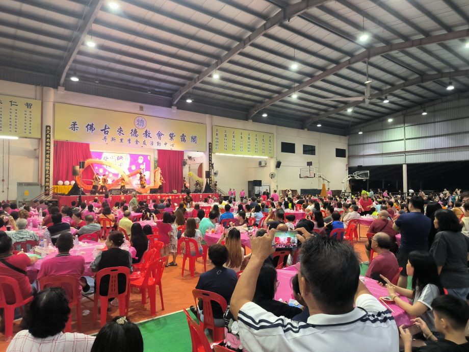 已签发 柔:版头之一:古来德教会紫霭阁中秋园游会,巨型月球与玉兔千人共庆佳节