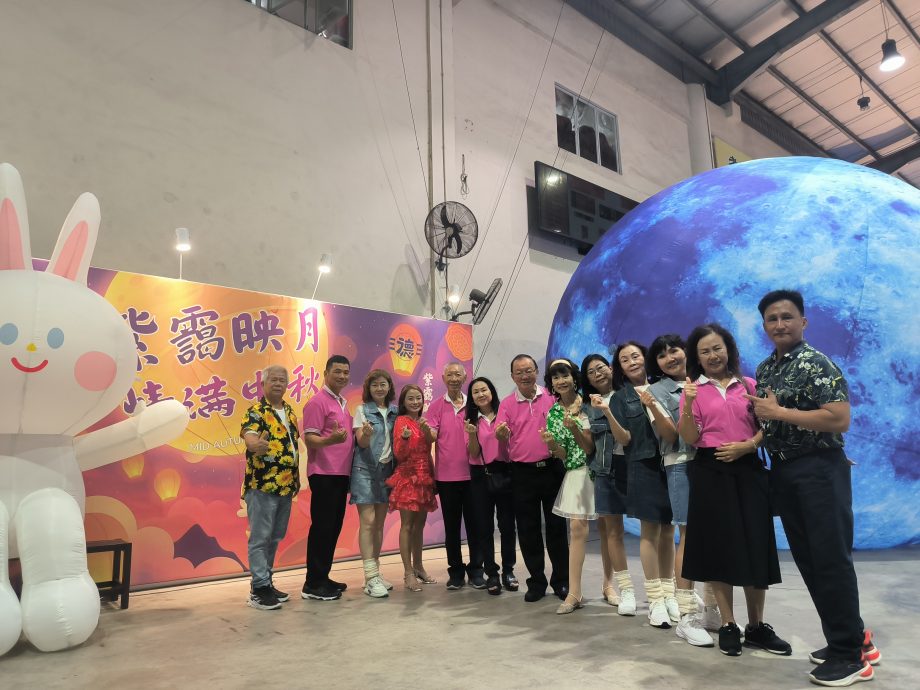 已签发 柔:版头之一:古来德教会紫霭阁中秋园游会,巨型月球与玉兔千人共庆佳节