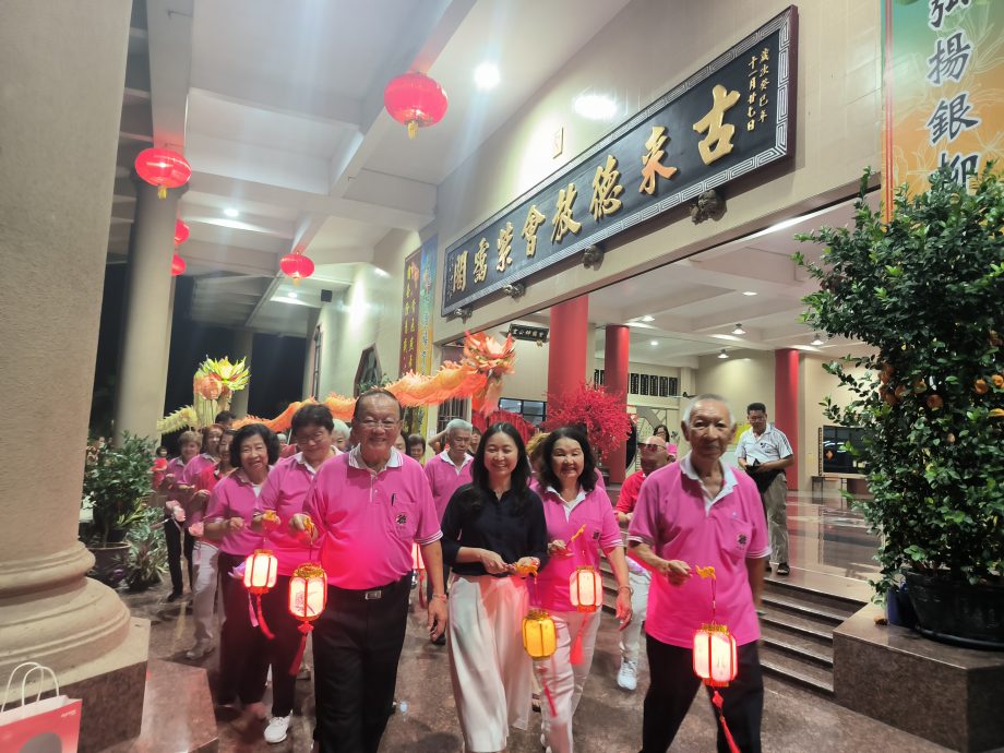 已签发 柔:版头之一:古来德教会紫霭阁中秋园游会,巨型月球与玉兔千人共庆佳节