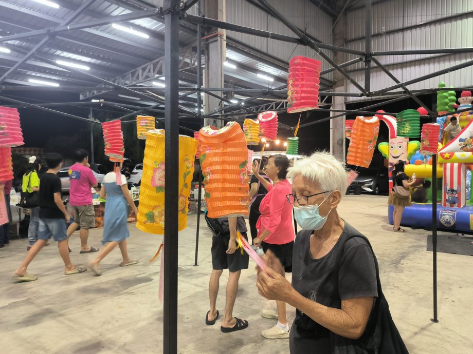 已签发 柔:版头之一:古来德教会紫霭阁中秋园游会,巨型月球与玉兔千人共庆佳节