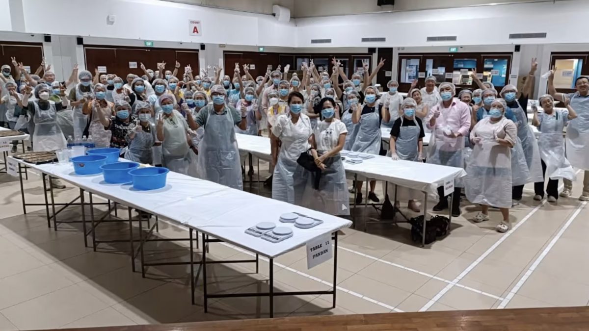 已签发 柔：狮城二三事：两天合力制4.5万个 狮城狮子会挑战制作最多月饼纪录