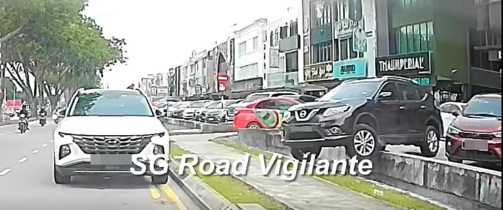 已签发 柔:疑误踩油门 本地车飞撞停双黄线狮城车