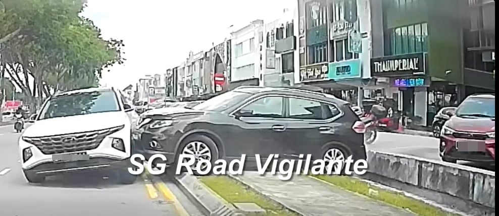 已签发 柔:疑误踩油门 本地车飞撞停双黄线狮城车