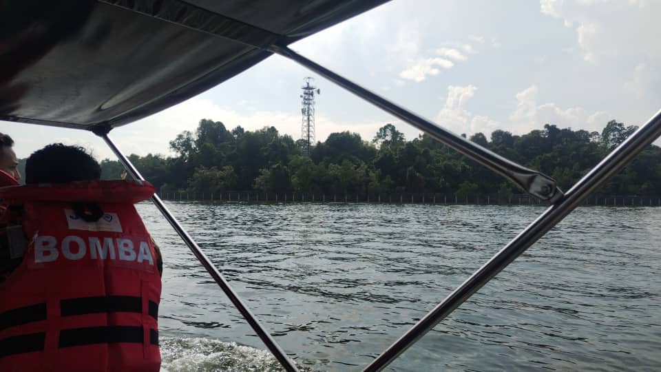 已签发 柔：船只沉没两人落水  一人下落不明待搜救