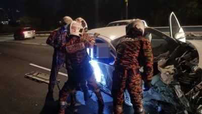 车祸后夹困车内  消拯员助司机脱困