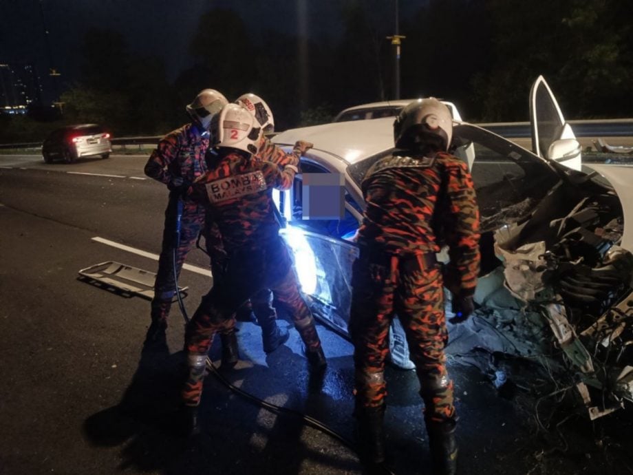 已签发 柔:车祸后夹困车内  消拯员助司机脱困