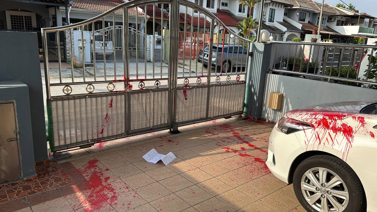 已签发//前屋主儿子欠债 大耳窿上门泼漆·男子买屋筑安乐窝却无辜遭殃 好无奈