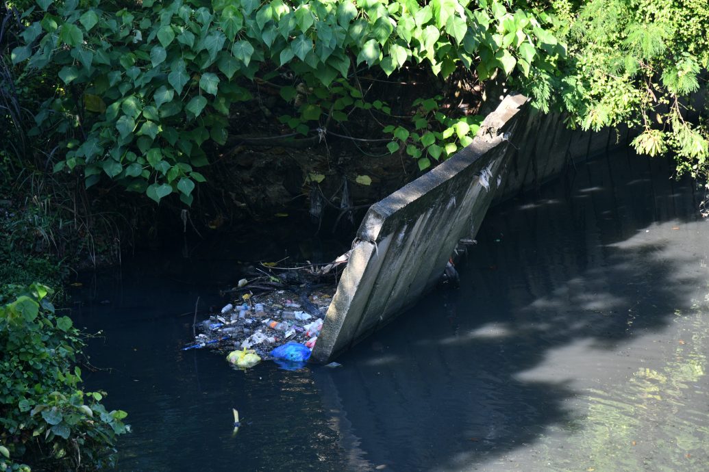 已签发/大都会（版2头）/疑泥土流失 路段现大洞  张文辉：水利灌溉局请正视