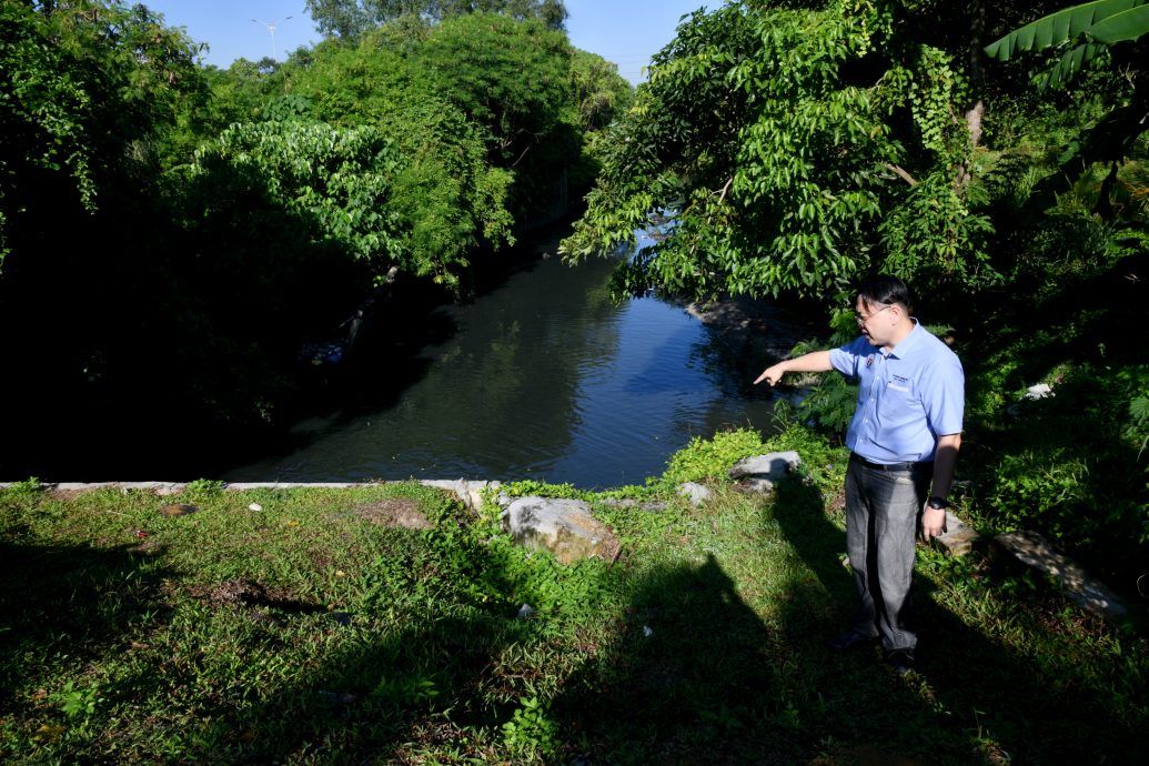 已签发/大都会（版2头）/疑泥土流失 路段现大洞  张文辉：水利灌溉局请正视