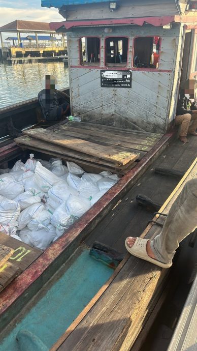 **已签发**柔: 柔海事局扣查印尼货船   起获530袋锡矿捕4人