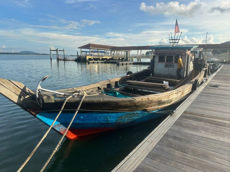 **已签发**柔: 柔海事局扣查印尼货船   起获530袋锡矿捕4人
