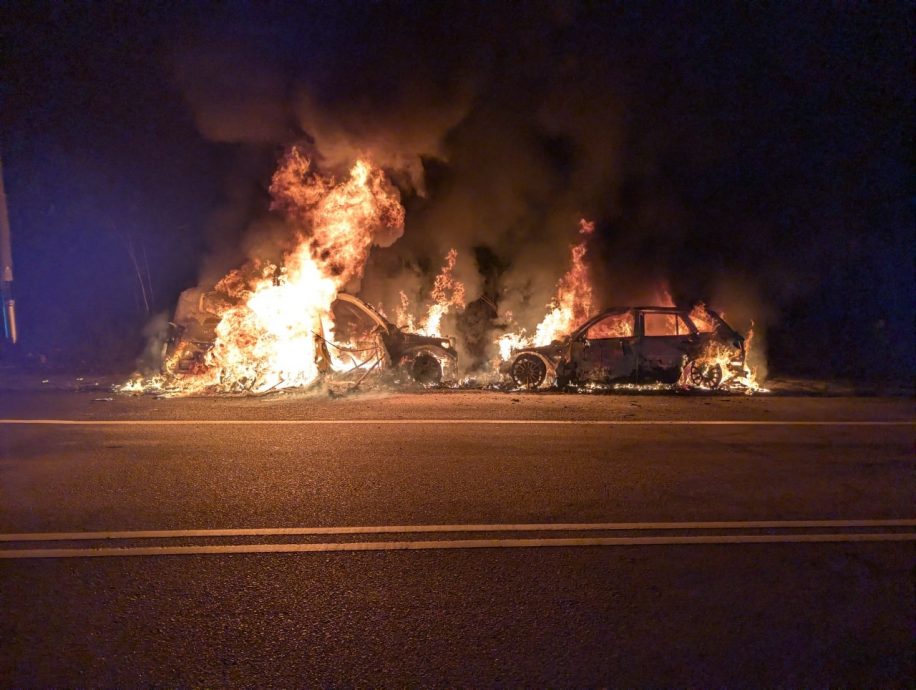 **已签发**柔:2汽车午夜路边狂烧 肇事原因和伤亡情况待公布