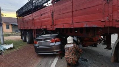 与罗里相撞  轿车司机受困当场身亡