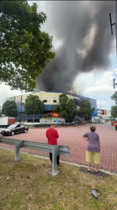 **已签发**柔：受制冰机厂大火波及  婚摄公司男员工呼吸困难送医