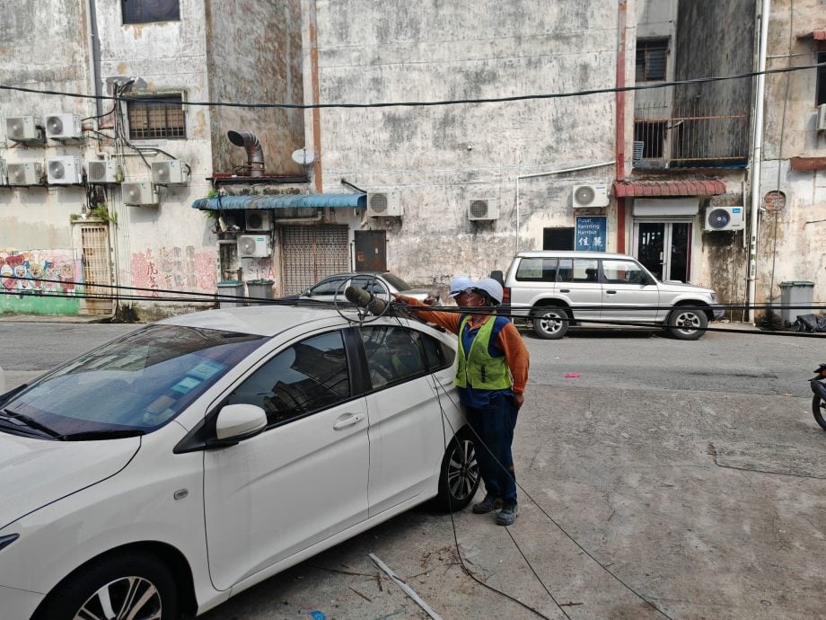 **已签发**柔:封面:民生特工队〡士乃新村电线成陷阱,两度罗里勾断砸车毁电器