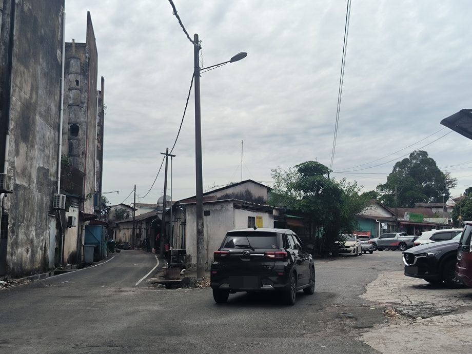 **已签发**柔:封面:民生特工队〡士乃新村电线成陷阱,两度罗里勾断砸车毁电器
