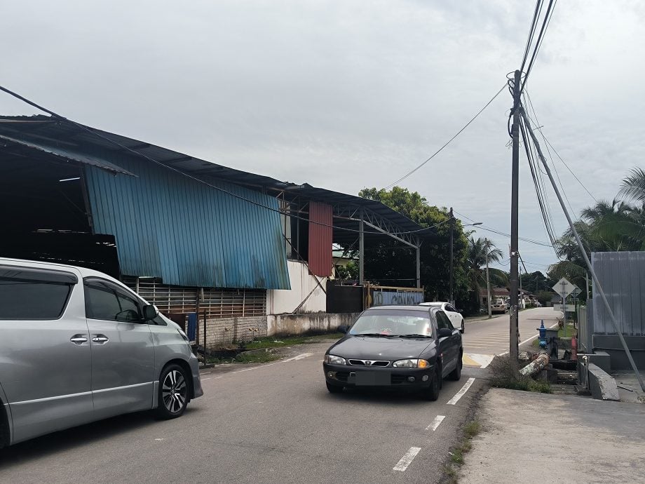 **已签发**柔:封面:民生特工队〡士乃新村电线成陷阱,两度罗里勾断砸车毁电器