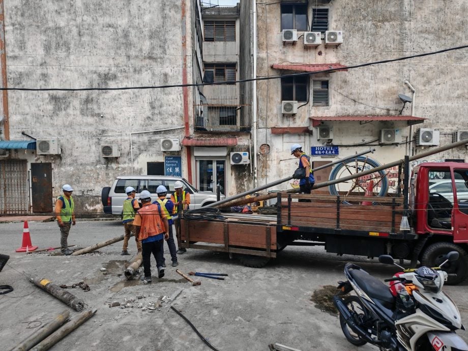**已签发**柔:封面:民生特工队〡士乃新村电线成陷阱,两度罗里勾断砸车毁电器