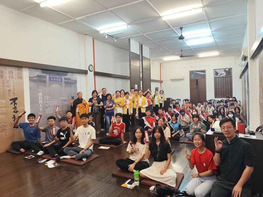 銮首办考生祈福会 为40SPM考生祈愿顺利应考