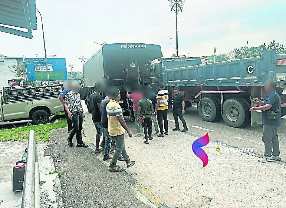 **已签发**柔:柔移民局与峇株分局联手 扣32非法移民