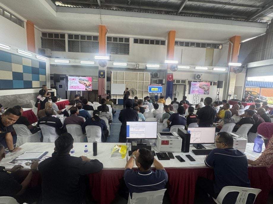 **已签发**柔：柔陆交局拍卖会66投标者出席   92辆充公车获款近12万