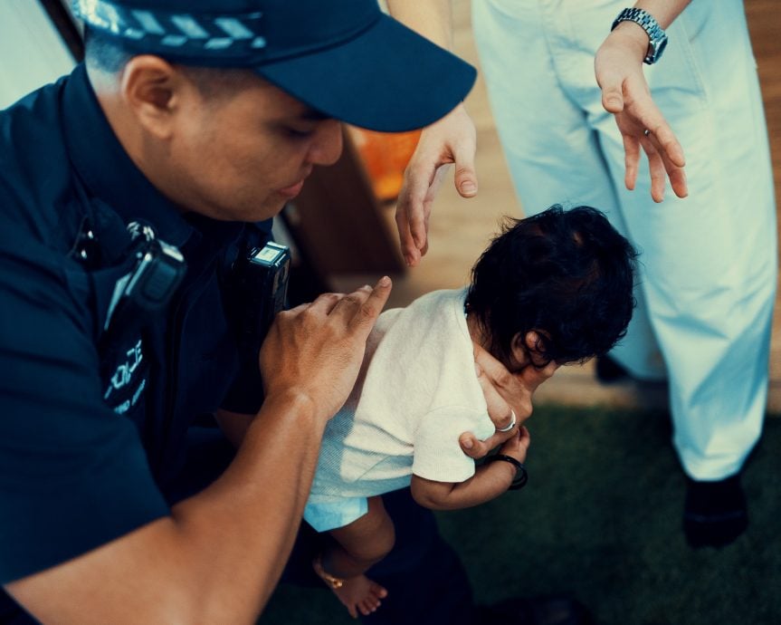*已签发*柔:狮城二三事:处理家庭纠纷遇婴儿窒息 狮城警员及时出手救回小生命